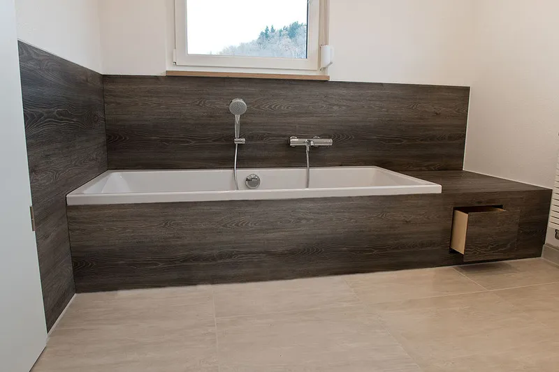Bad mit Wannenpodest – Badezimmer von Härle Innenausbau